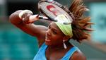 behandling. Serena Williams var helt ude af kampen i andet sæt, hvor amerikaneren måtte have hjælp fra det medicinske personale i Paris. 