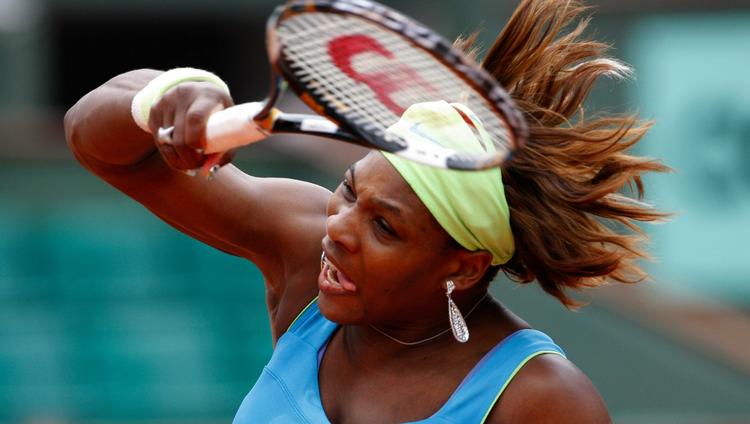 behandling. Serena Williams var helt ude af kampen i andet sæt, hvor amerikaneren måtte have hjælp fra det medicinske personale i Paris. 