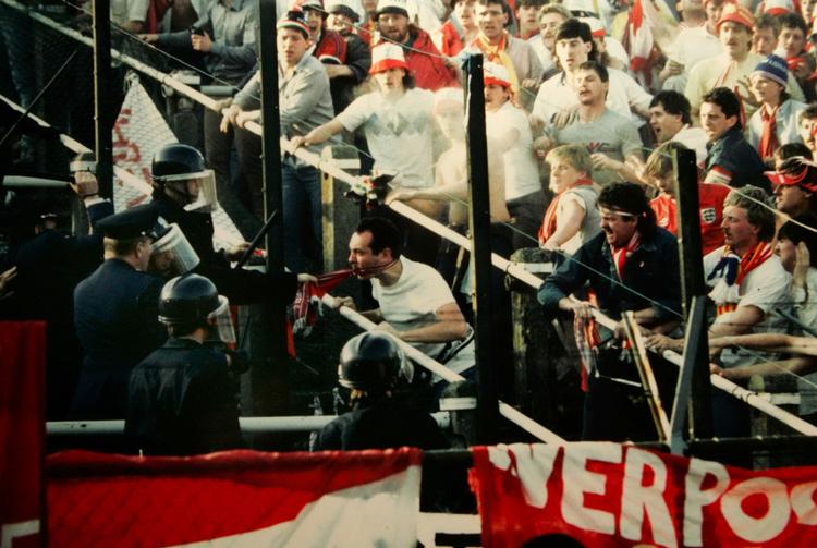 fodboldvold. Belgiske politifolk står ansigt til ansigt med nogle af de mest voldsomme Liverpool-fans før optøjerne brød løs ved finalen i Bruxelles i 1985. Arkivfoto. 
