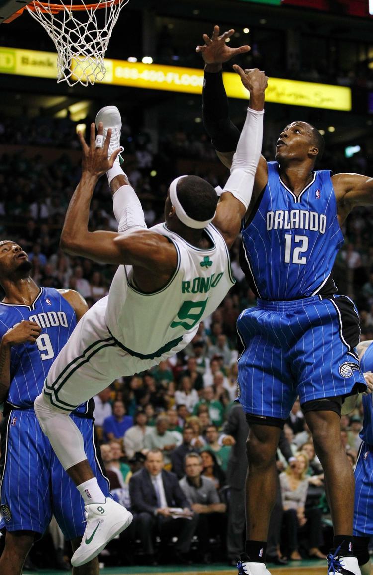 ryglanding. Boston Celtics Rajon Rondo (9) falder efter et skudforsøg i semifinalen mod Orlando Magic. 