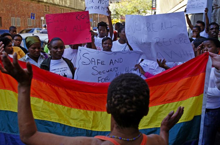 Dommen over de to bøsser fra Malawi vakte opstandelse flere steder i verden. Her er en gruppe kvinder gået på gaden i Sydafrika for at vise deres protest mod afgørelsen. 