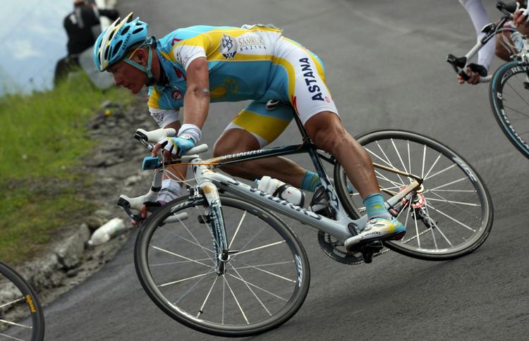 Udbrud. Vinokurov udfordrede flere gange Richie Porte med mange dristige udbrud. Men den kasakhiske superrytter tabte kræfterne på de sidste kilometer. 