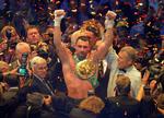 Knockout. Vitali Klitschko fejres efter sejren i Gelsenkirchen i aftes. 