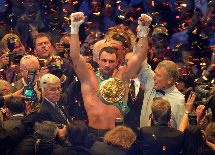 Knockout. Vitali Klitschko fejres efter sejren i Gelsenkirchen i aftes. 