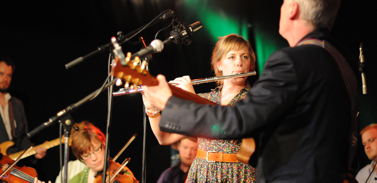 Hipt. »Folkemusiklinjen har sammen med ROD gjort, at der er skabt et helt vildt voksende ungdomsmiljø omkring det at spille folkemusik i Danmark«, siger Ditte Fromseier, der er med i styregruppen ved årets Odense Folk Festival. PR-foto fra Odense Folk Festival. 