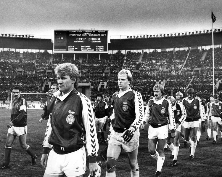 Nostalgi. Det var i de gode gamle dage med Morten Olsen som som spiller på landsholdet, at fodboldsangene for alvor fik fat om danskerne. I år står Nephew for den officielle VM-sang, men de får hård konkurrence af politiken.dk's læsere.  (Billedet er fra Danmarks nederlag til Sovjet på Lenin Stadion i Moskva i VM-kvalifikationen 1984-1985) 
