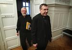 Sexanklager. Biskop Czeslaw Kozon (th) og den katolske kirkes talsmand, Niels Engelbrecht, træder ud med opskriften på, hvordan en uvildig advokatundersøgelse skal forløbe. 