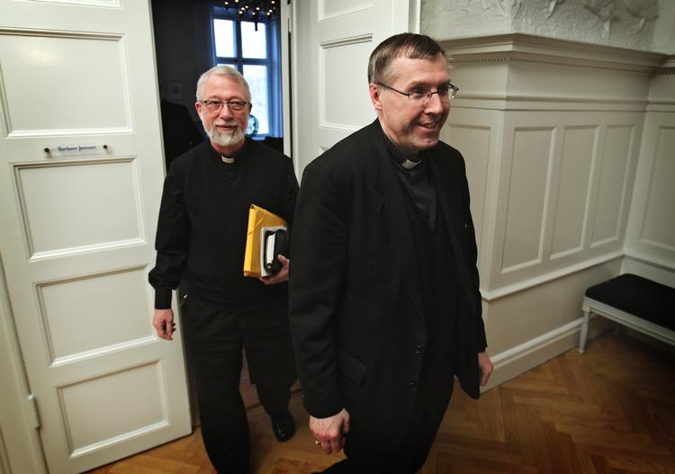 Sexanklager. Biskop Czeslaw Kozon (th) og den katolske kirkes talsmand, Niels Engelbrecht, træder ud med opskriften på, hvordan en uvildig advokatundersøgelse skal forløbe. 