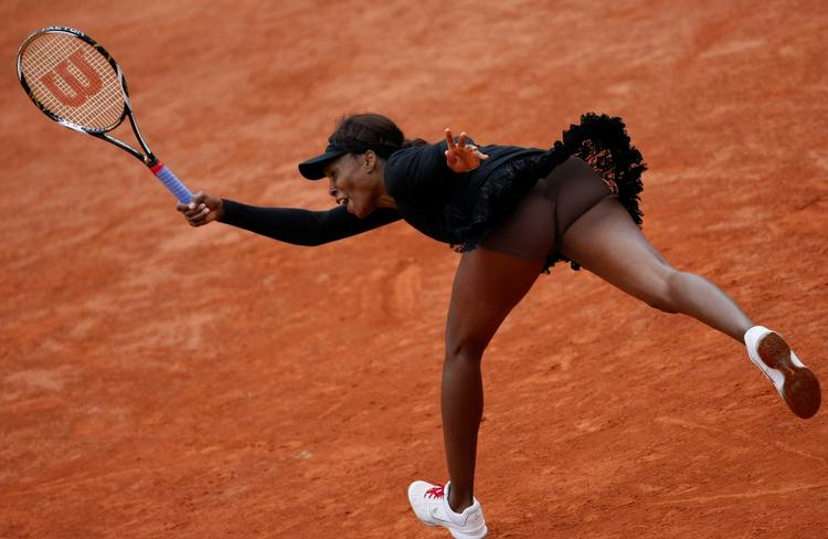 UDE. Efter halvanden times kamp mod russeren Nadia Petrova er Venus Williams ude af French Open. 