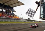vinder. Lewis Hamilton kører først over målstregen i Istanbul. 