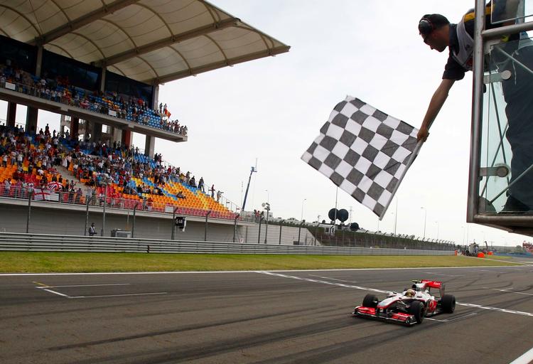 vinder. Lewis Hamilton kører først over målstregen i Istanbul. 