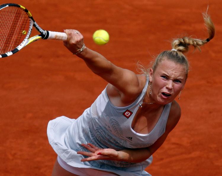 SLIDER. Nøjagtig tre timer tog det, før Caroline Wozniacki havde nedkæmpet den første af to italienere i Paris. 