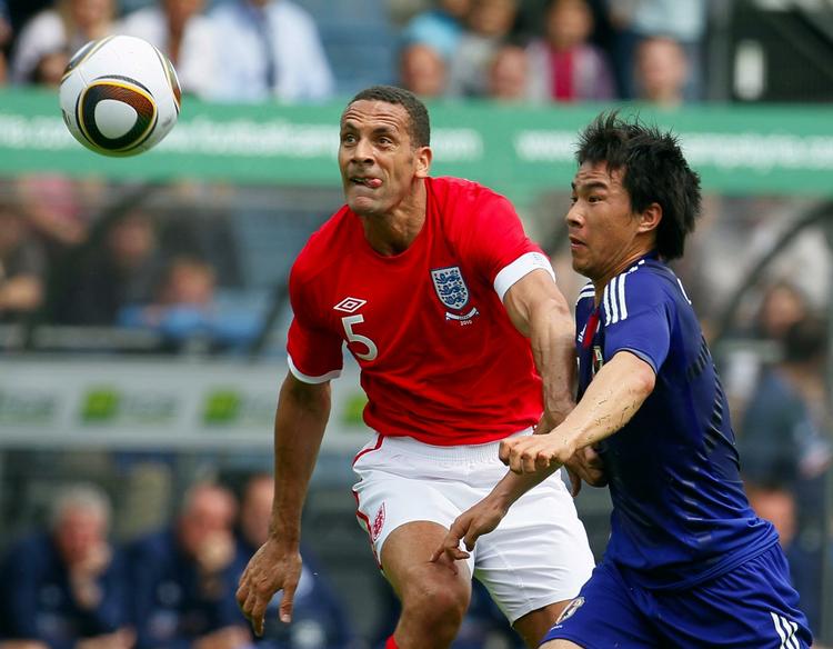 modstand. Det var vanskeligere end ventet for Rio Ferdinand (tv.) at få nedkæmpet Shinjo Okazaki og de øvrige japanere. 