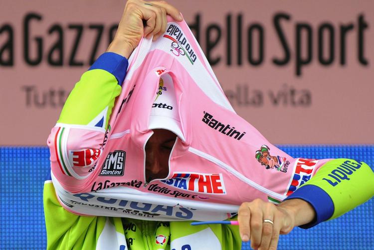 vinderen. Også efter den afsluttende enkeltstart fik Ivan Basso trukket førertrøjen over hovedet. 