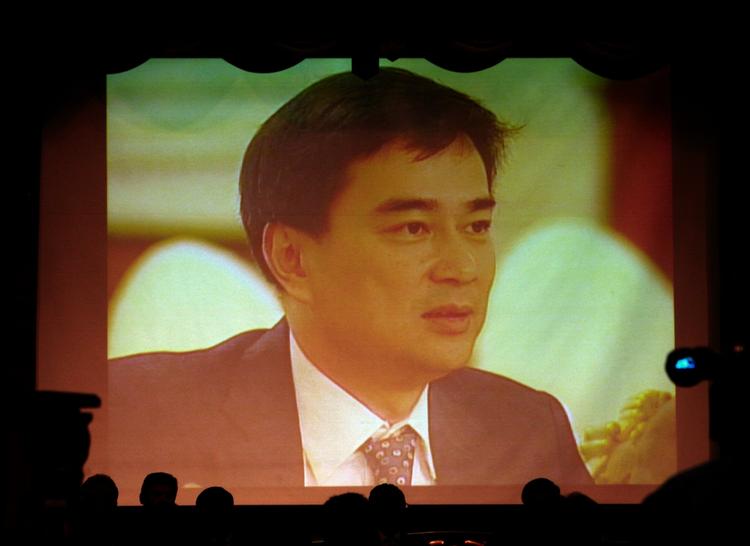 Krise. Premierminister Abhisit Vejjajiva talte til befolkningen i sin ugentlige tv-tale. 