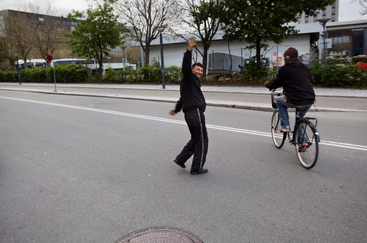 Sigøjnerbrødre. Marin Dohu på damecykel og  hans vinkende bror på vej væk  fra buskadset på  hjørnet af Artillerivej og Njalsgade på Amager. Foto: Klaus Holsting 