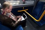Med mobilt internet kan du komme på internettet overalt - blandt i bussen. 