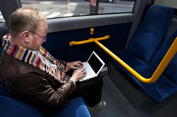 Med mobilt internet kan du komme på internettet overalt - blandt i bussen. 