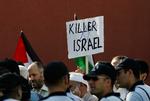 Tyrkere demonstrerede tidligere i dag foran den israelske ambassade i Istanbul i protest mod det israelske angreb. 
