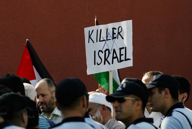 Tyrkere demonstrerede tidligere i dag foran den israelske ambassade i Istanbul i protest mod det israelske angreb. 
