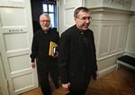 Åbne døre. Den Katolske Kirke slår dørene op for en uvlidig undersøgelse af sager om mishandling af mindreårige. Advokaten skal dog ikke undersøge, hvorvidt sagerne overtræder loven. 