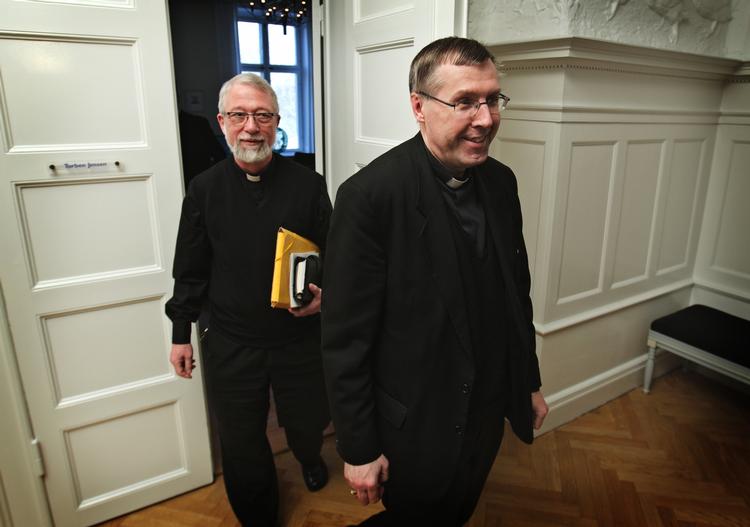 Åbne døre. Den Katolske Kirke slår dørene op for en uvlidig undersøgelse af sager om mishandling af mindreårige. Advokaten skal dog ikke undersøge, hvorvidt sagerne overtræder loven. 