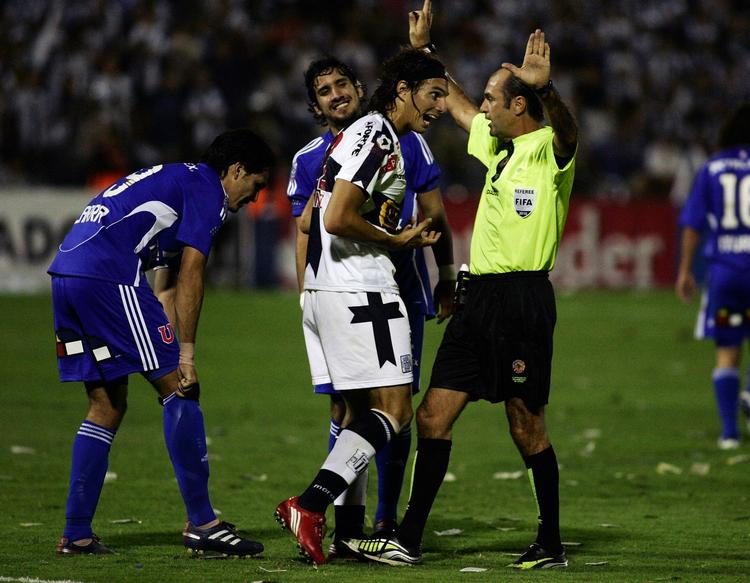 Ud. Carlos Simon i kation i en Copa Libertadores-kamp. Arkivfoto. 