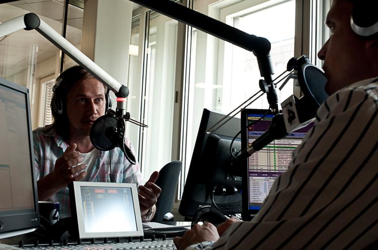 On-air. Marius Kopperud og Kårstein Løvaas (th) er i gang med programmet '1-2-3' med det seneste nyt fra underholdningsbranchen på P4 Radio Hele Norge. Kulturminister Per Stig Møller har peget på den norske radio som eksempel på, hvad danskerne kan forvente sig af en ny, statsstøttet station herhjemme. 