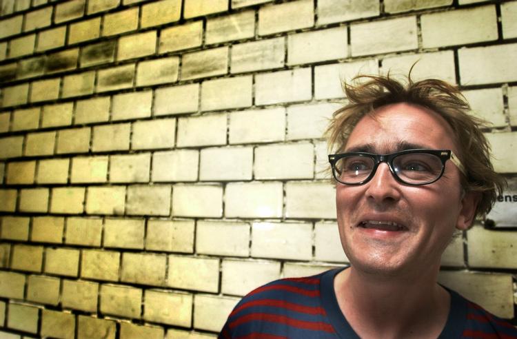Håbløs. Talentet er der, men har aldrig været stort nok til et stort gennembrud. Jens K kan hverken spille smart eller moderne. 
