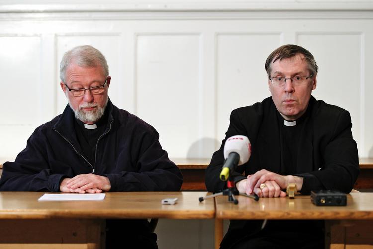 Kulgravning? Den danske katolske kirke fremlagde omfanget af den uvildige advokatundersøgelse, der skal kulgrave kirkens håndtering af sager om overgreb. Talsmand Niels Engelbrecht tv., biskop Czeslaw Kozon th. 