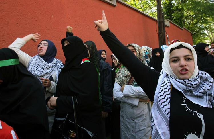 demo. Vrede tyrkere på gaden i dag efter at tyrkiske borgere angiveligt er blandt de dræbte aktivister, som mistede livet, da israelske soldater i nat angreb en nødhjælpskonvoj på vej mod Gaza. 