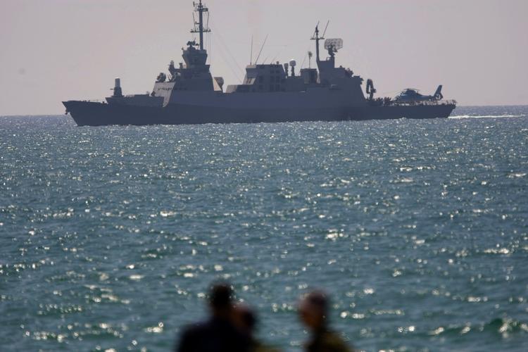Hjemad. Et israelsk krigsskib stævner ind i Ashodod-havnen efter dramaet ud for Gaza tidligt i morges. 