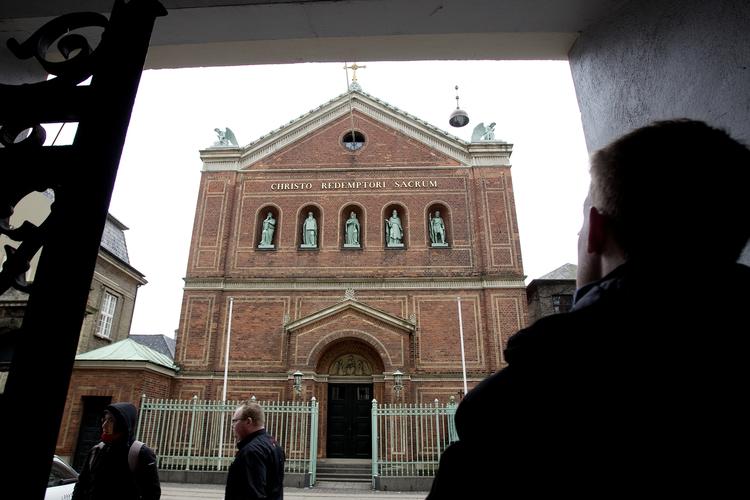 Ventetid. Ofre og anklagede i sager om sexmisbrug i den danske katolske kirke må vente på ubestemt tid, mens en uvildig advokat undersøger kirkens håndtering af sagerne. 