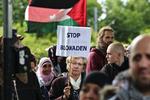 Demonstration. Flere hundrede mennesker var i dag samlet foran Israels ambassade i Hellerup nord for København. 