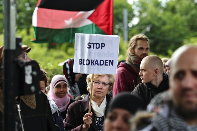 Demonstration. Flere hundrede mennesker var i dag samlet foran Israels ambassade i Hellerup nord for København. 