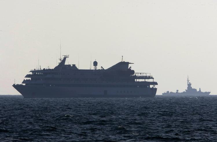 BORDET. 'Mavi Marmara' på vej ind i Ashdods havn efter de voldsomme kampe mellem aktivister og israelske soldater på skibet. 