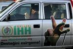 NØDHJÆLPSORGANISATION. Medarbejder fra IHH fotograferet ved den syrisk-jordanske grænse i en af bistandsorganisationens køretøjer. Arkivfoto. 