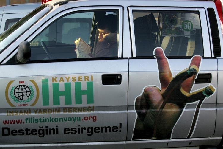 NØDHJÆLPSORGANISATION. Medarbejder fra IHH fotograferet ved den syrisk-jordanske grænse i en af bistandsorganisationens køretøjer. Arkivfoto. 