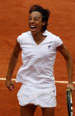 Fighter. Francesca Schiavone er en lille letbenet spiller, der kan lide at slide i timevis, før hun som her kan triumfere. Men i en lang karriere er det indtil videre blot blevet til tre WTA-titler. 