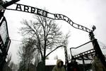 DØDSLEJR. Skiltet over indgangen til tyskernes udryddelseslejr i Auschwitz blev stjålet før jul. Nu eftersøges svensk mand for at have bestilt tyveriet. 