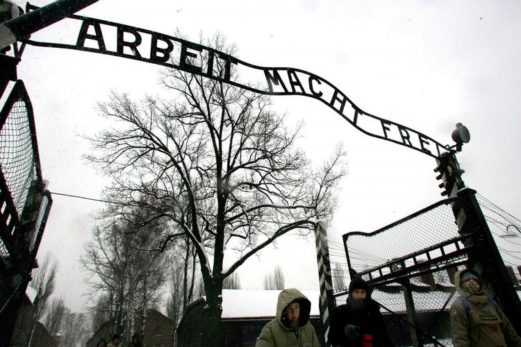 DØDSLEJR. Skiltet over indgangen til tyskernes udryddelseslejr i Auschwitz blev stjålet før jul. Nu eftersøges svensk mand for at have bestilt tyveriet. 