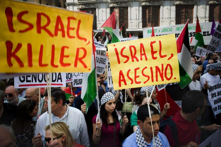 Israelsk angreb førte til store protester verden over i går. Her i Spanien. 