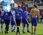 afsked. Gerald Asamoah (midt) hilser med knyttet næve ud til Schalke 04's fans efter tyskerens sidste kamp for Schalke mod FSV Mainz 05 i begyndelsen af maj. Arkivfoto. 