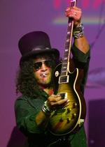 Guns N Roses tidligere guitarist Slash udgiver sin første soloplade med lidt af et brag. (arkiv) 