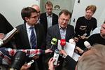spareplan. Regeringe og Dansk Folkeparti bliver skoset af læserne på politiken.dk for at ændre i forliget om børnechecken. 