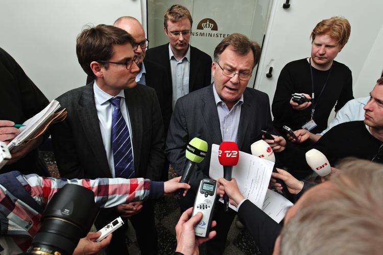 spareplan. Regeringe og Dansk Folkeparti bliver skoset af læserne på politiken.dk for at ændre i forliget om børnechecken. 
