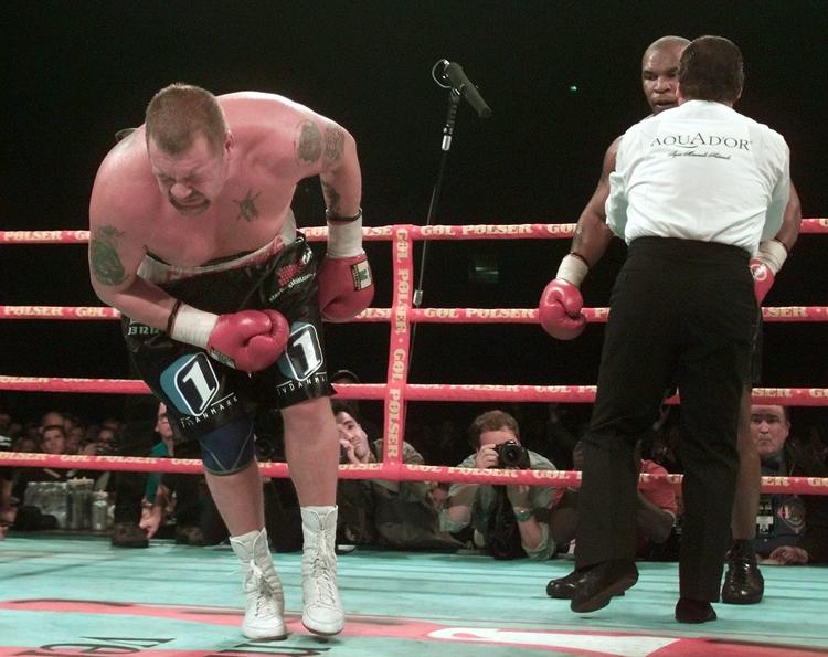 Omtumlet. Brian Nielsen blev slået groggy af Mike Tyson i 2001. Måske skal han møde et andet berømt navn, Evander Holyfield. 