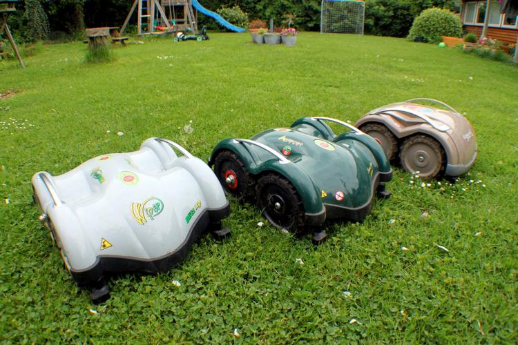 Ret beset var skjoldets udformning eller farve eneste forskel på de tre lånte robotklippere, der alle er lette at betjene og flytte til en anden del af haven. 