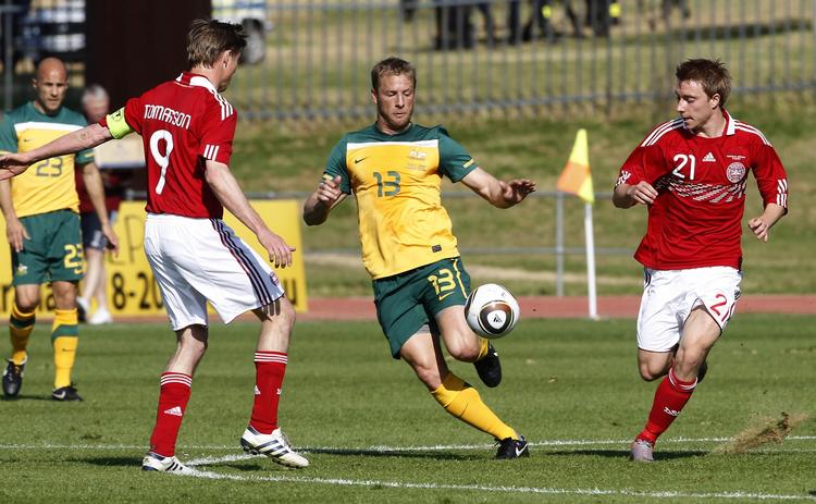Anfører Jon Dahl Tomasson (tv) og det nye stjernefrø Christian Eriksen forsøger at klemme bolden fra en af de australske spillere. 
