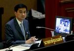 Frisag. Premierminiter Abhisit Vejjajiva lytter til kritikken af ham under debatten i parlamentet. Efterfølgende overlevede han et mistillidsvotum. 